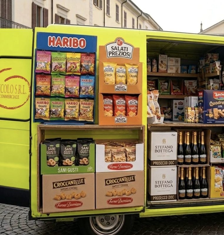 Il furgone Secolo Commerciale aperto durante una consegna: espositori Haribo, Loacker, Salati Preziosi, Croccantelle, Sani Gusti e Prosecco Bottega a bordo
