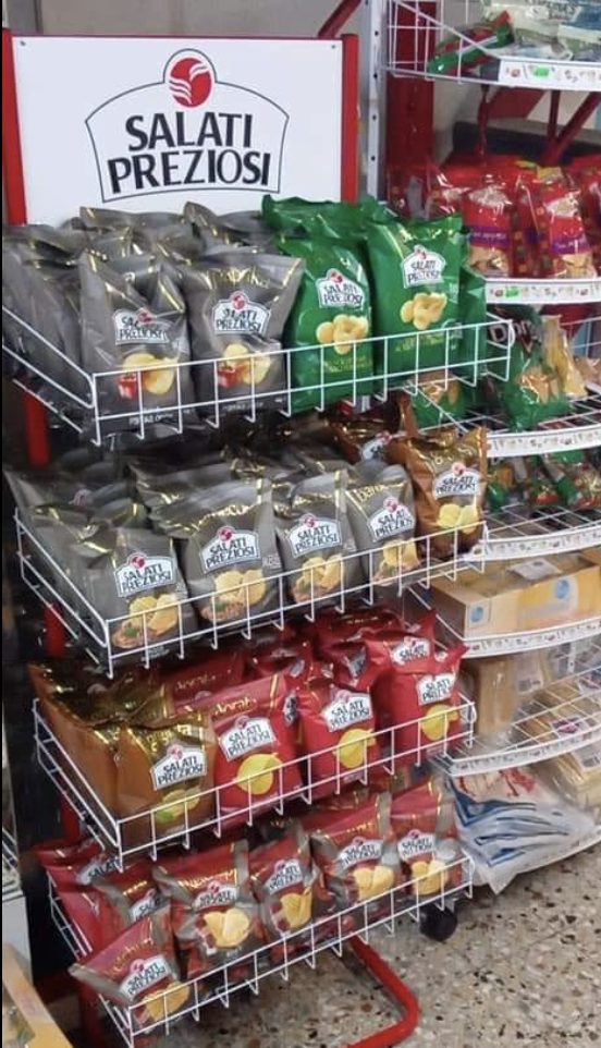Espositore Salati Preziosi con patatine e snack in un bar